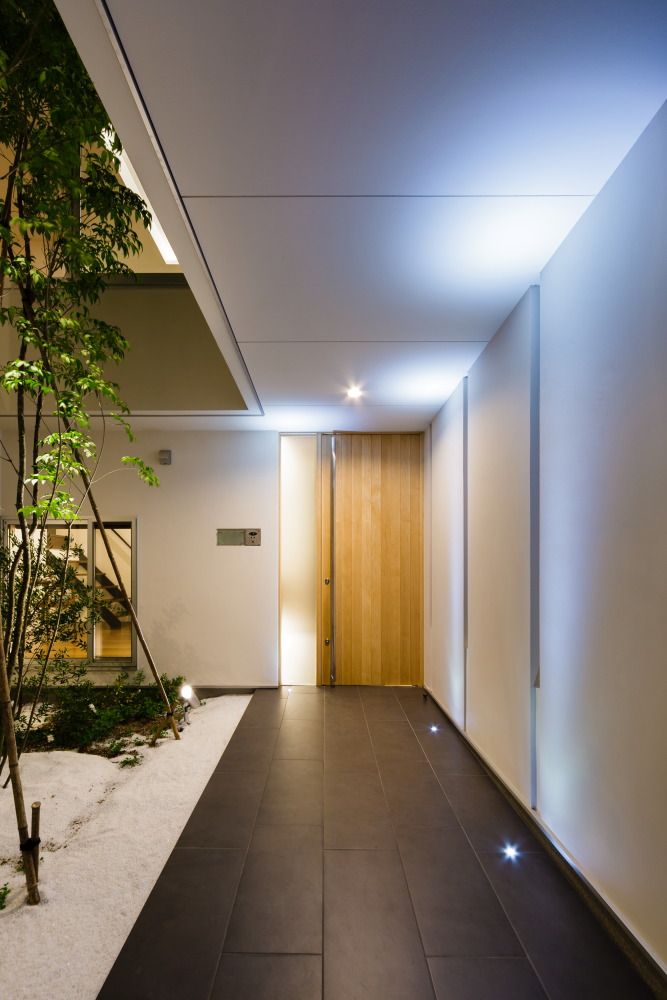 LIGHT COURT HOUSE, MITSUTOSHI OKAMOTO ARCHITECT OFFICE 岡本光利一級建築士事務所 MITSUTOSHI OKAMOTO ARCHITECT OFFICE 岡本光利一級建築士事務所 Koridor & Tangga Minimalis Kayu Wood effect