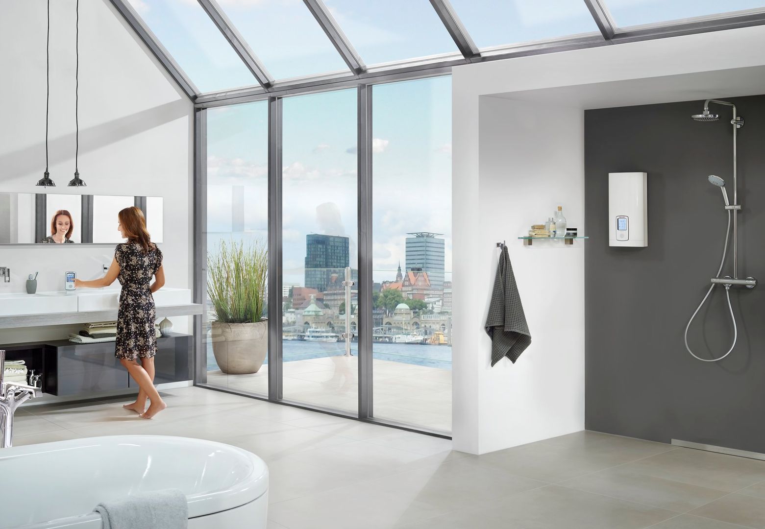 STIEBEL ELTRON DHE Connect, STIEBEL ELTRON GmbH & Co. KG STIEBEL ELTRON GmbH & Co. KG Modern bathroom Bathtubs & showers