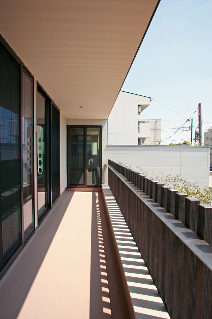 蕨市のコートハウス, 設計事務所アーキプレイス 設計事務所アーキプレイス Modern Balkon, Veranda & Teras