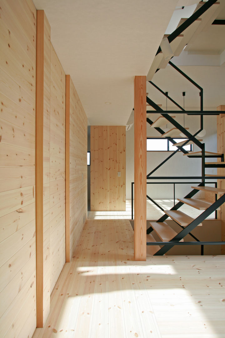 カフェのある家, 設計事務所アーキプレイス 設計事務所アーキプレイス Modern corridor, hallway & stairs Solid Wood Multicolored