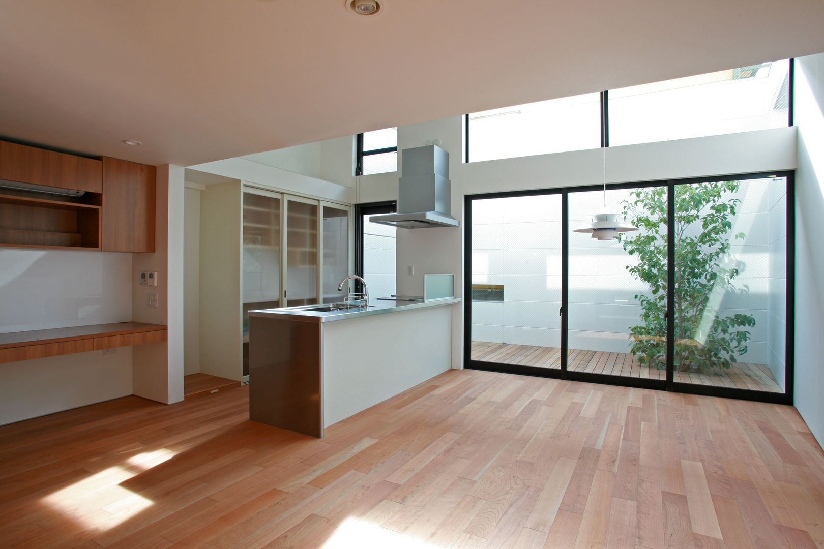 空と暮らす家（スキップフロア）, 設計事務所アーキプレイス 設計事務所アーキプレイス Modern style kitchen