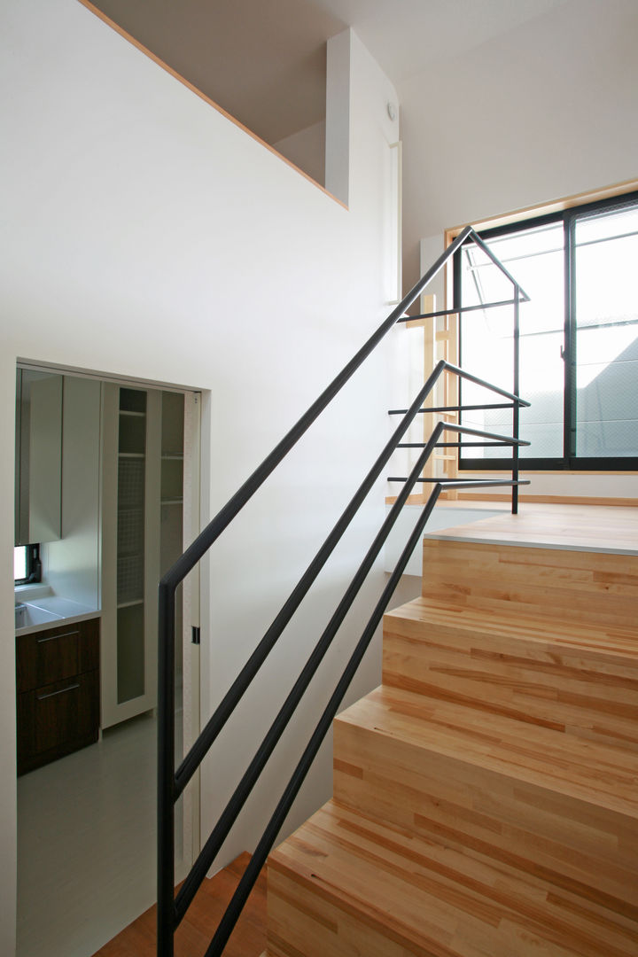 空と暮らす家（スキップフロア）, 設計事務所アーキプレイス 設計事務所アーキプレイス Modern corridor, hallway & stairs
