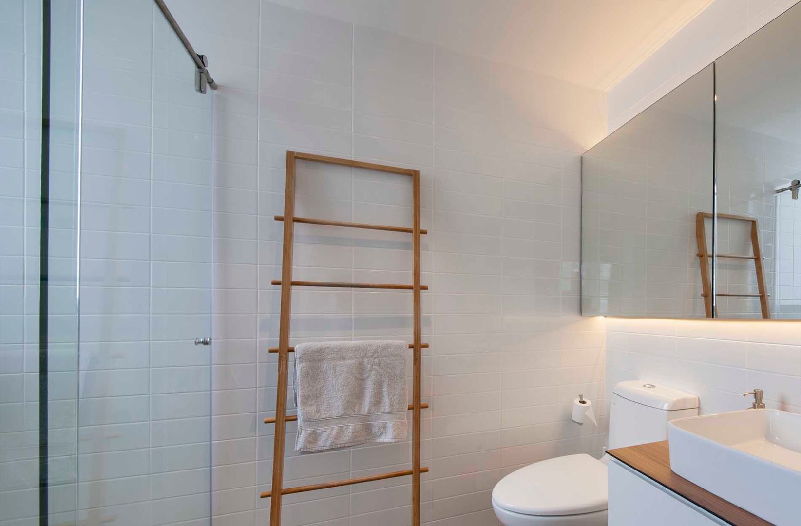 FORESQUE RESIDENCES homify Scandinavian style bathrooms