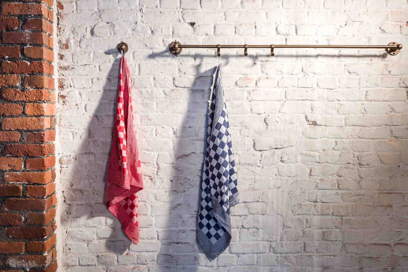 Pure towel holders and hook in Raw Bronze Dauby Cocinas de estilo industrial Accesorios y textiles