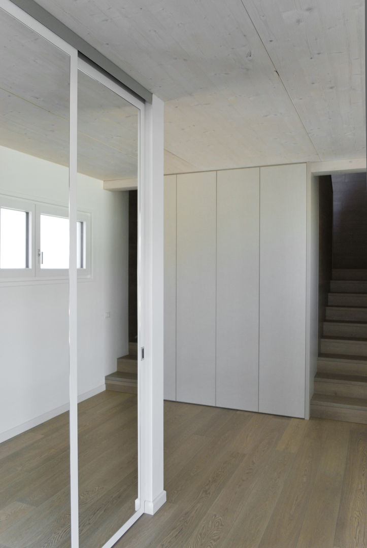 Interni Casa P+F, Margherita Mattiussi architetto Margherita Mattiussi architetto Modern corridor, hallway & stairs