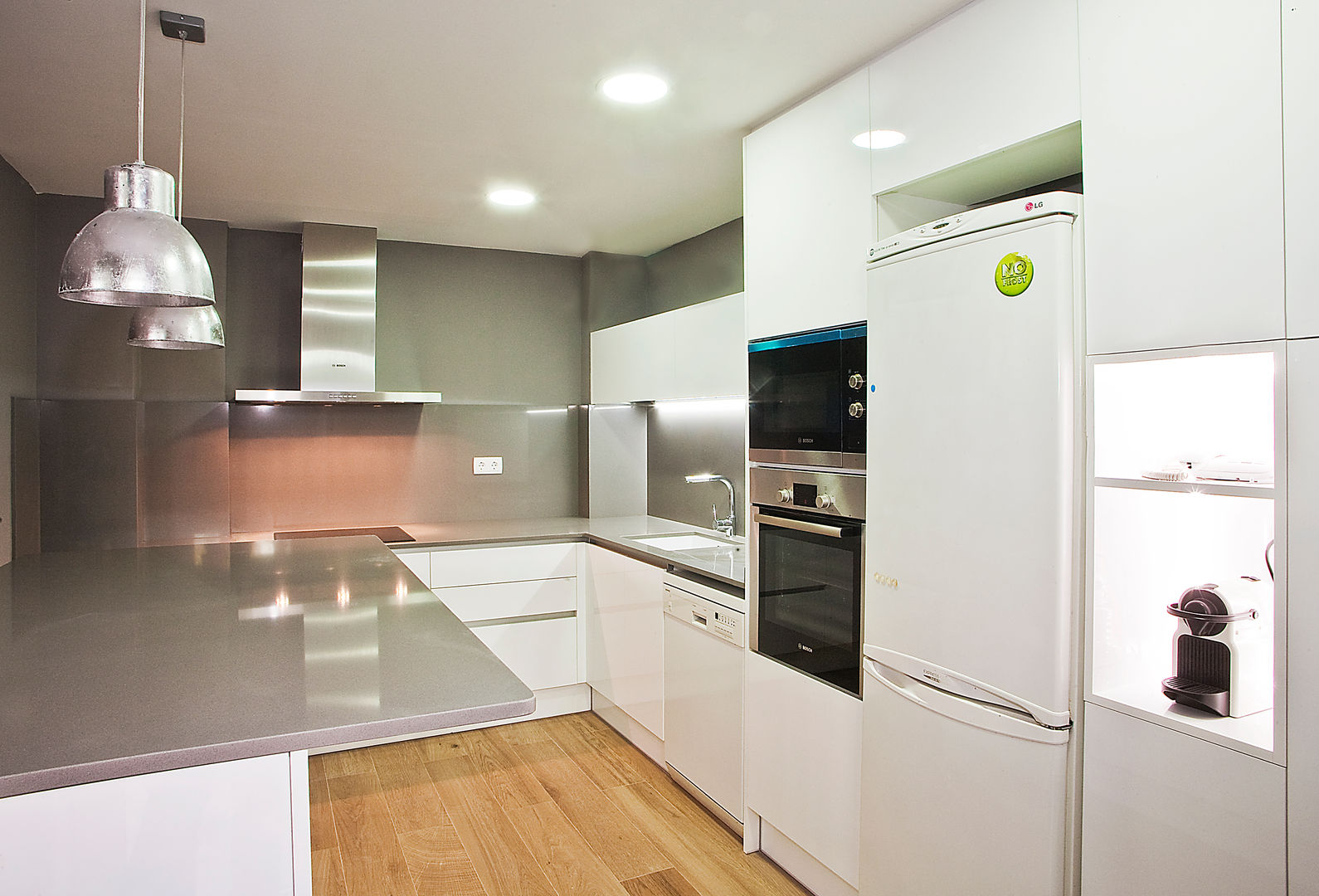 Reforma de cocina en Sant Just Desvern (Barcelona), Grupo Inventia Grupo Inventia Modern kitchen Engineered Wood Transparent