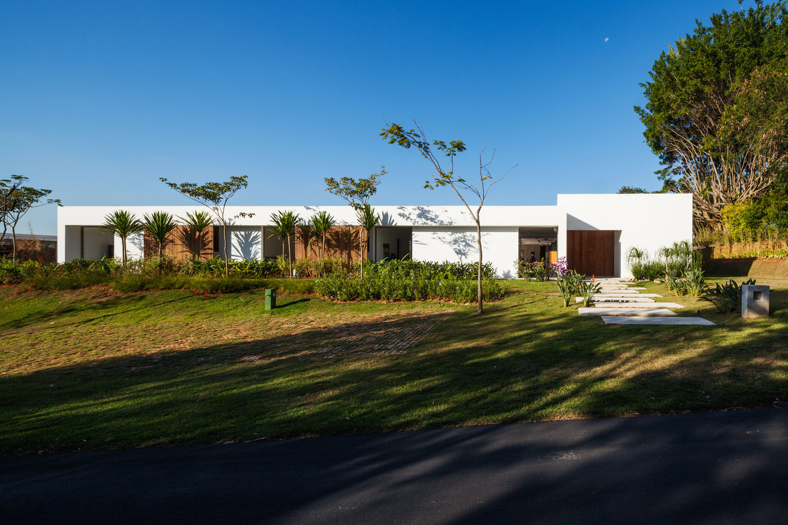 CASA TSJ, GASS ARQUITETOS ASSOCIADOS GASS ARQUITETOS ASSOCIADOS カントリーな 庭