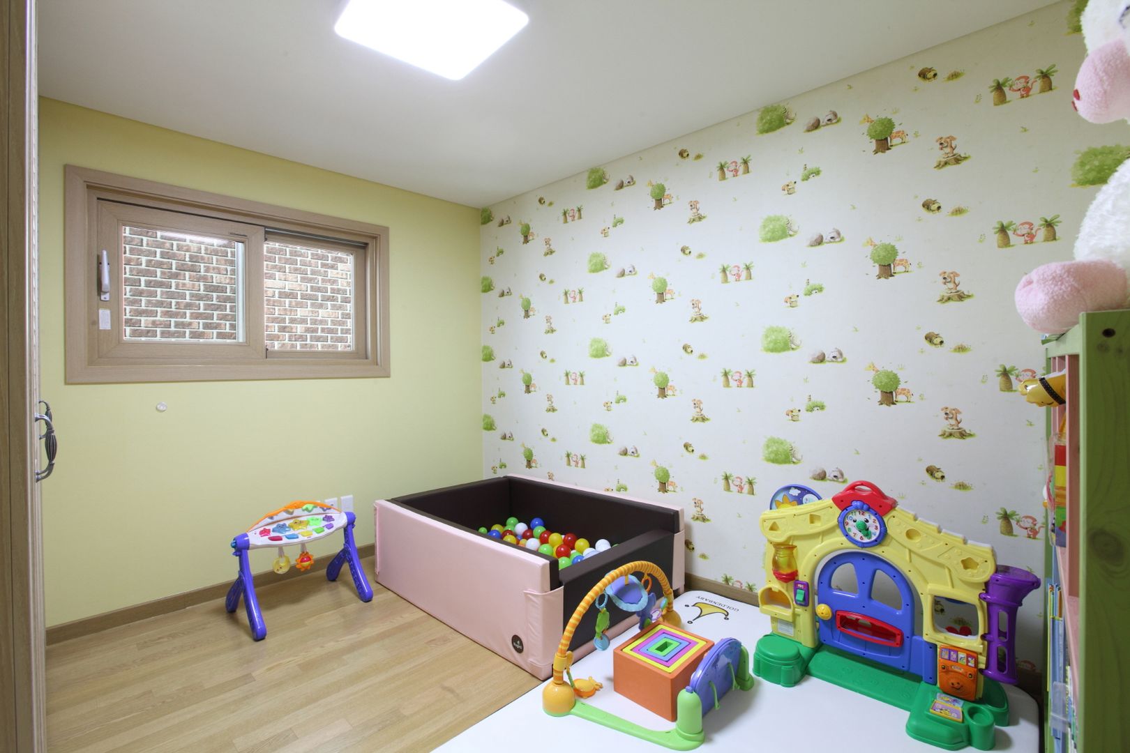 homify Classic style nursery/kids room