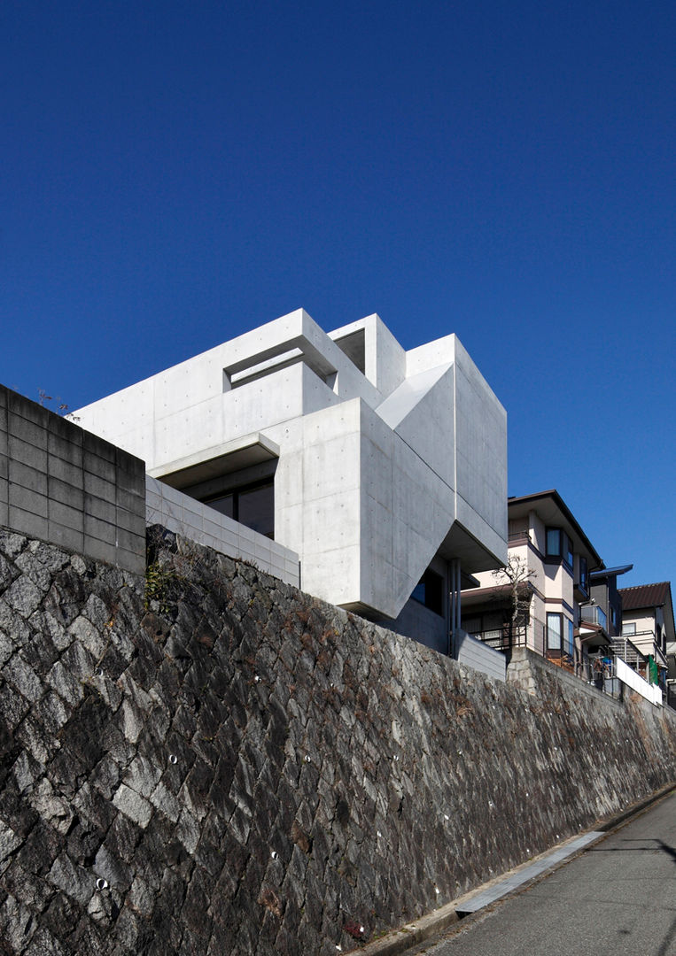 高台の家－坂のある街に住む－, 一級建築士事務所アトリエｍ 一級建築士事務所アトリエｍ Moderne huizen Gewapend beton
