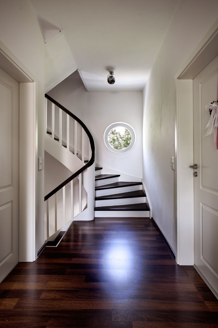 Stadtvilla erstrahlt in neuem Glanz, Kneer GmbH, Fenster und Türen Kneer GmbH, Fenster und Türen Classic corridor, hallway & stairs