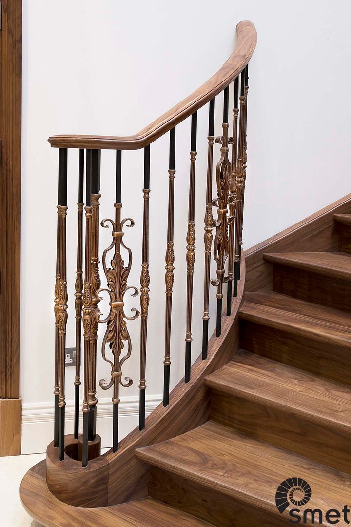 Iver Smet UK - Staircases Corredores, halls e escadas clássicos American Walnut,Wrought Iron,Curved,Design,Staircase,Bespoke