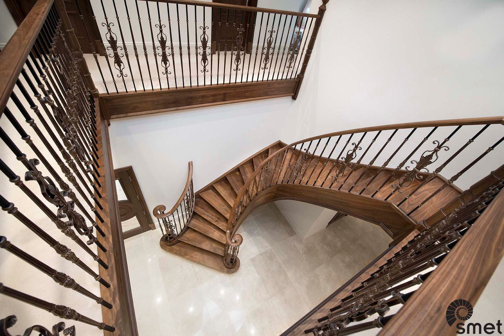 Iver Smet UK - Staircases Klasyczny korytarz, przedpokój i schody American Walnut,Wrought Iron,Curved,Design,Staircase,Bespoke