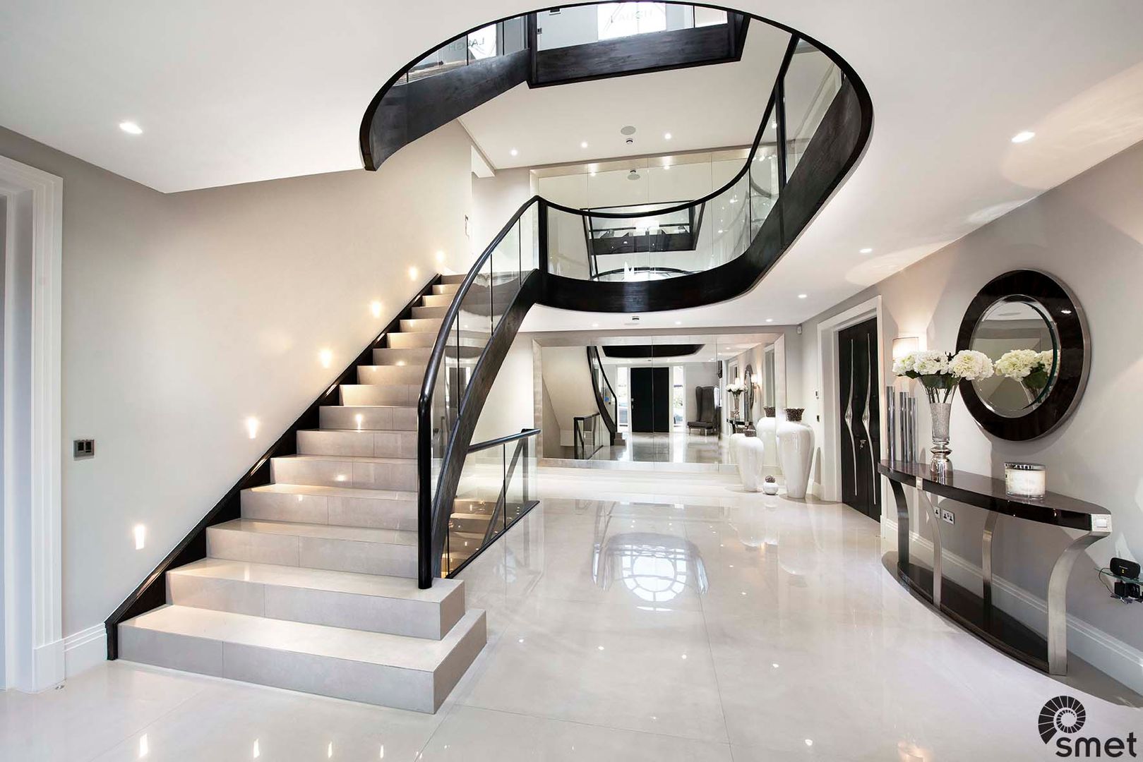 Radlett Smet UK - Staircases Hành lang, sảnh & cầu thang phong cách hiện đại French Oak,Modern,Design,Glass,Marble,Curved,Bespoke