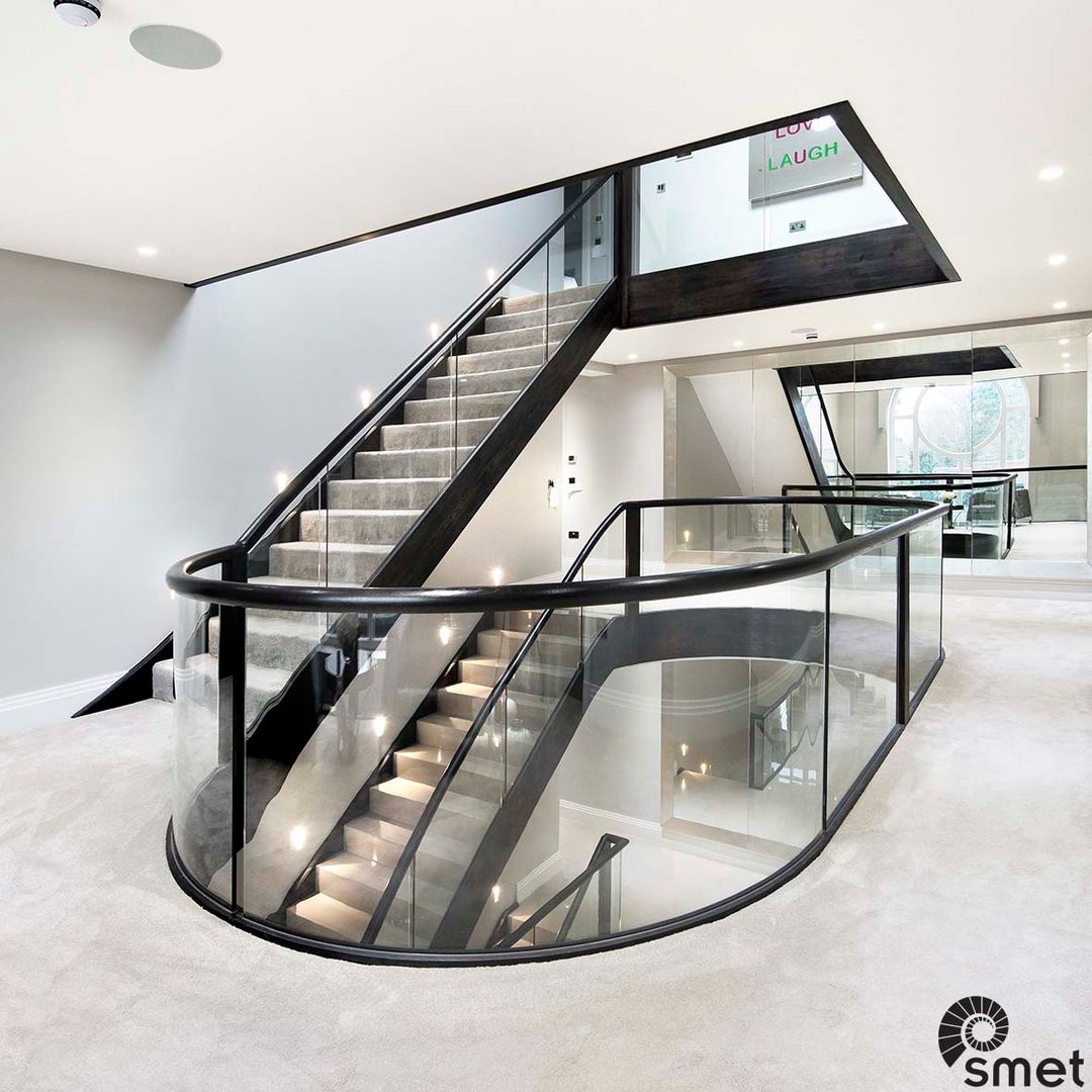 Radlett Smet UK - Staircases Corredores, halls e escadas modernos French Oak,Modern,Design,Glass,Marble,Curved,Bespoke