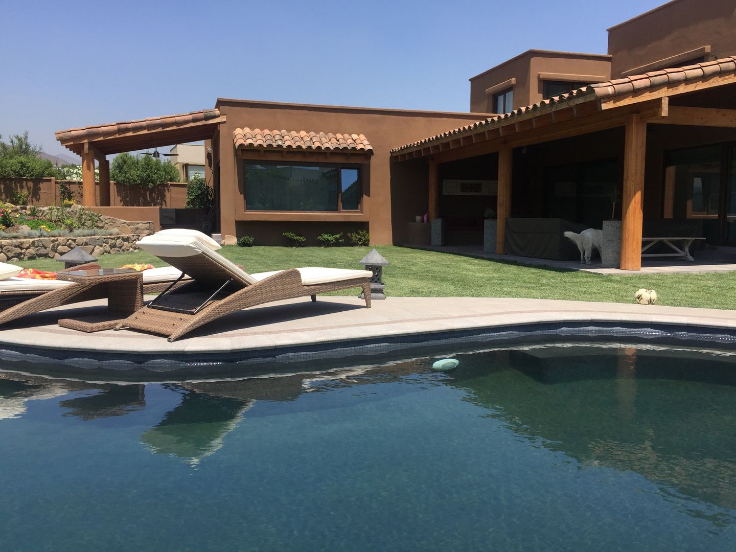 Casa mediterránea con piscina natural homify Casas de estilo mediterráneo
