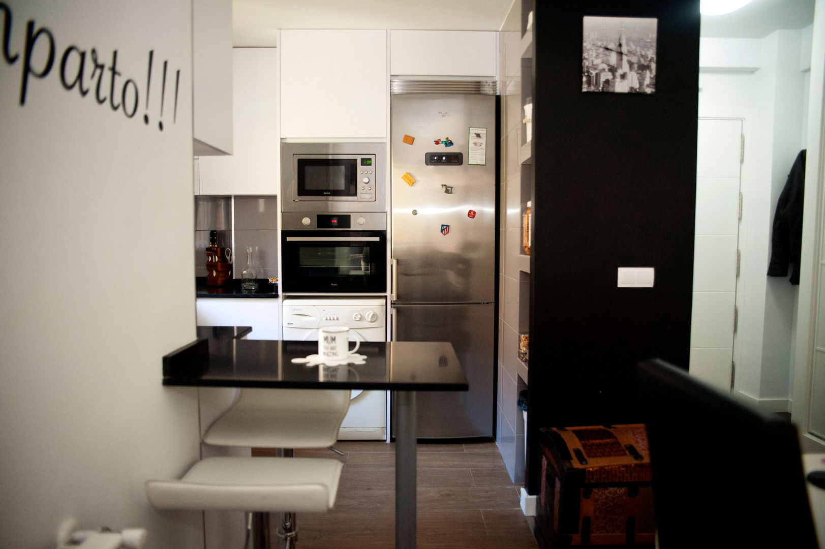 Después de la Reforma Vista de la cocina abierta Arquigestiona Reformas S.L. Livings de estilo moderno