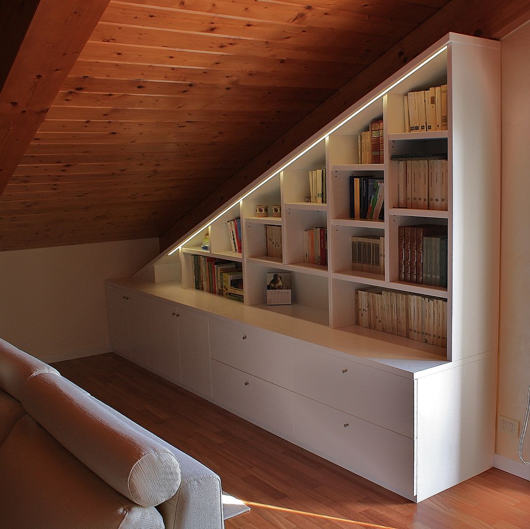 Libreria sottotetto, Universo Legno Universo Legno Oficinas Madera Acabado en madera Armarios y estanterías