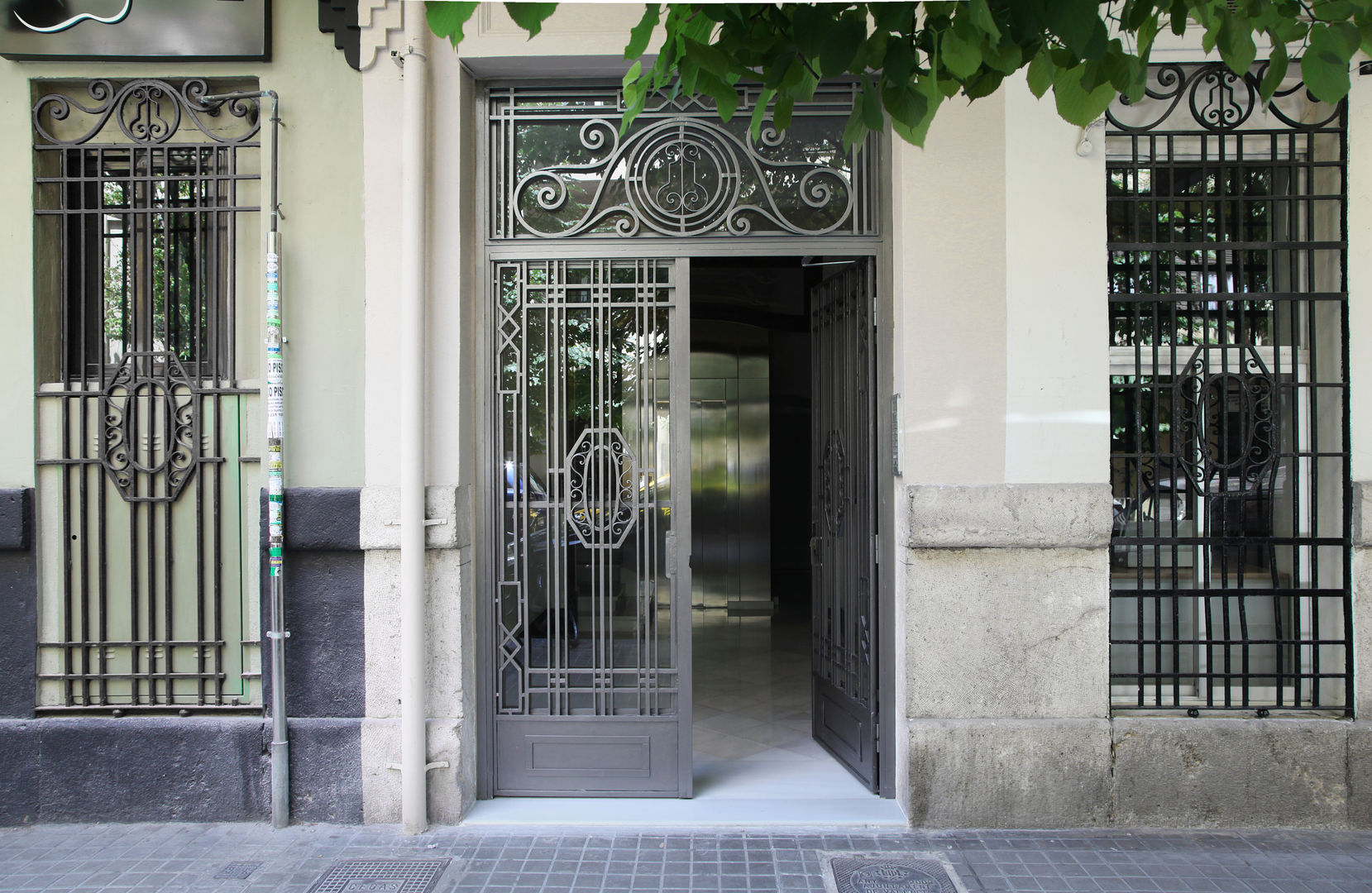 Rehabilitación en Comunidad Propietarios _ Zona Ensanche_Valencia, estudio de interiorismo pilar Gimeno estudio de interiorismo pilar Gimeno Classic style houses Iron/Steel