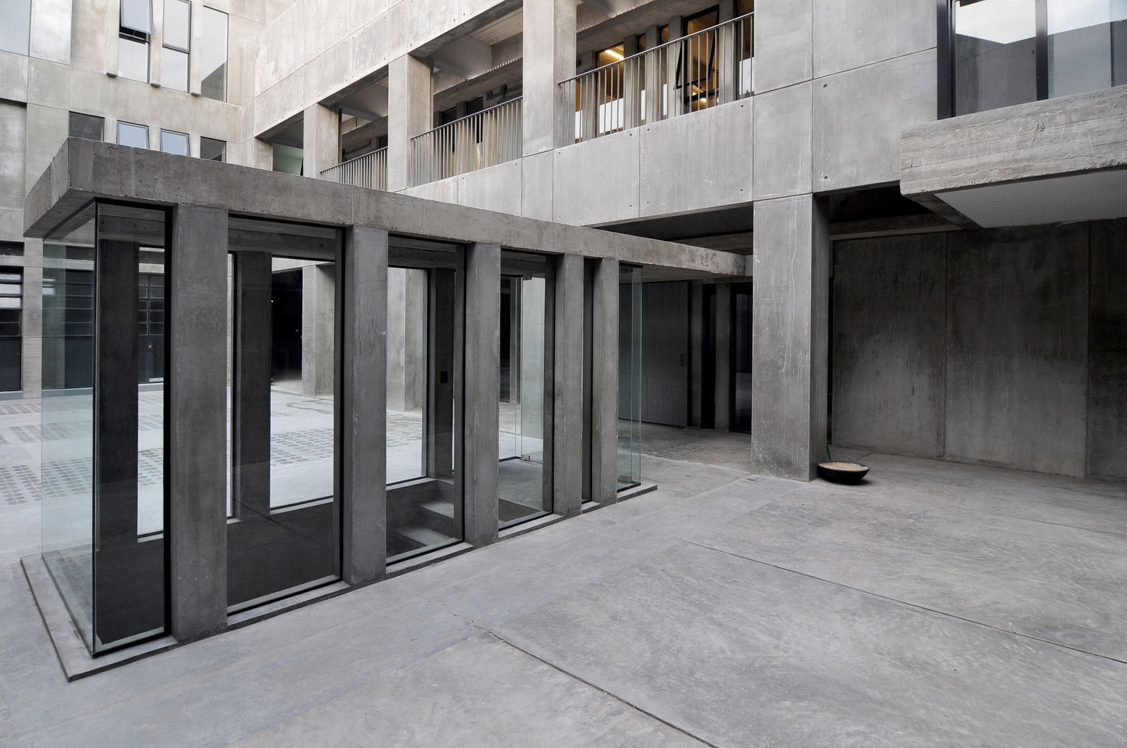 BUBBLESTUDIOS, Ramiro Zubeldia Arquitecto Ramiro Zubeldia Arquitecto Modern corridor, hallway & stairs Concrete