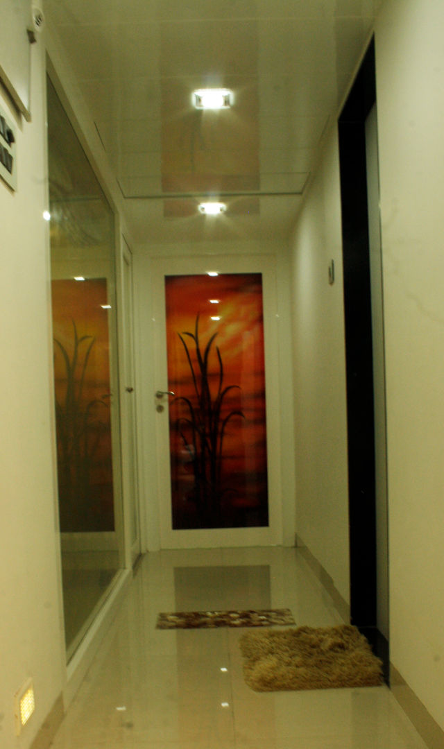 The passage area homify Modern Corridor, Hallway and Staircase Glass