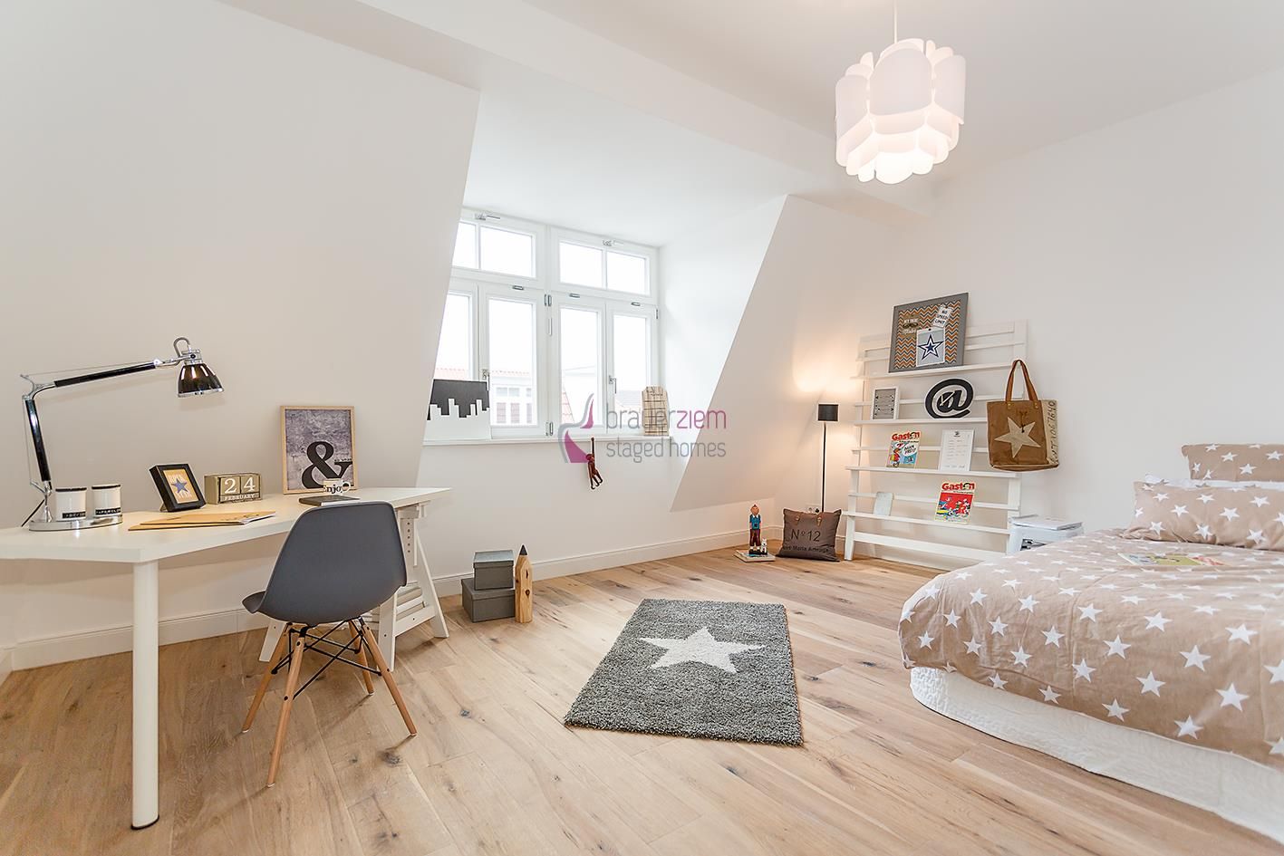 Home Staging des Jugendzimmers im Penthouse staged homes Moderne Kinderzimmer Möbel,Eigentum,Fenster,Holz,Tabelle,Innenarchitektur,Kompfort,Gebäude,Bodenbelag,Grau