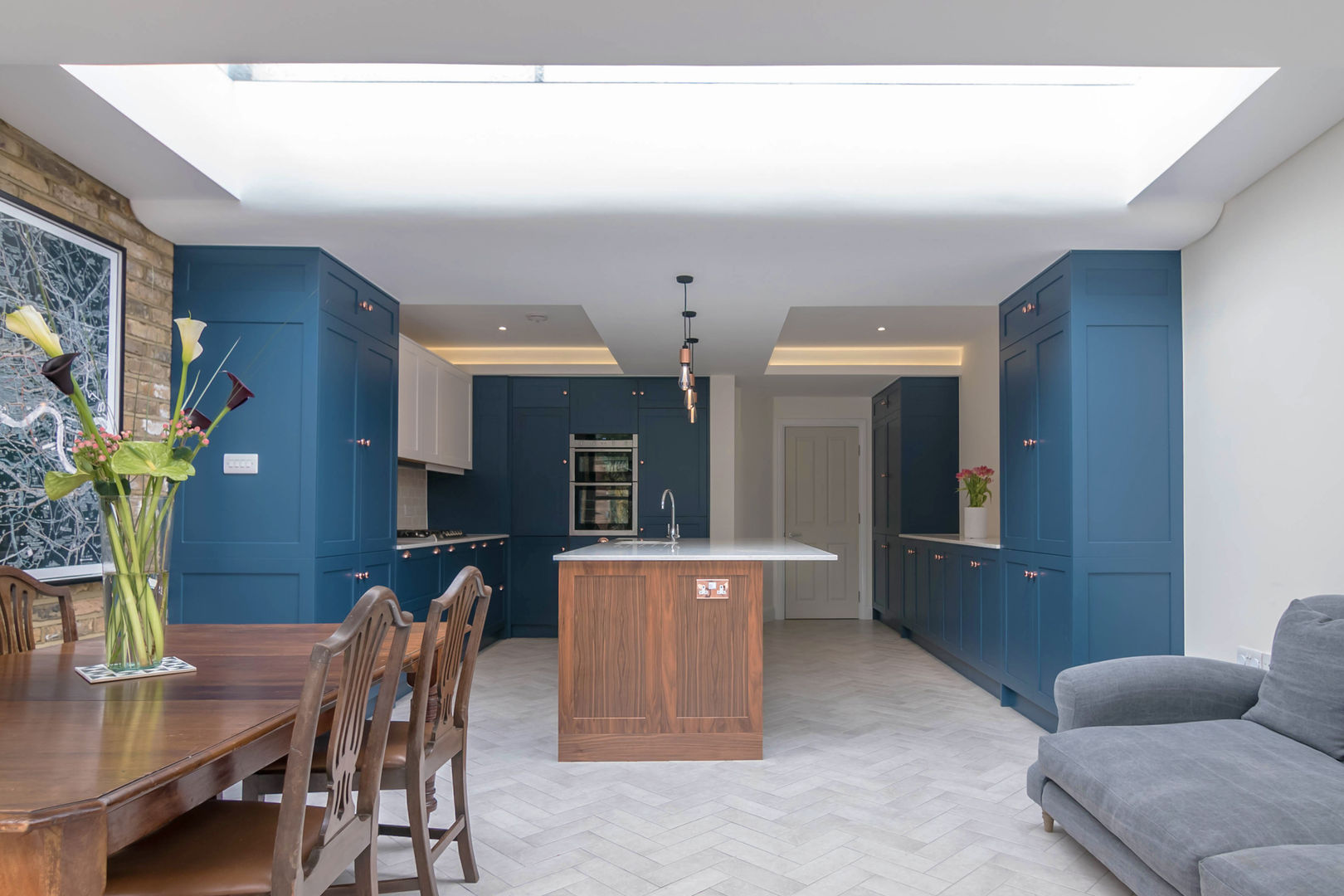 East Dulwich 1 Proctor & Co. Architecture Ltd Cocinas de estilo moderno Azulejos blue kitchen,walnut,herringbone tile,copper pendant,london kitchen,modern kitchen,east dulwich,london,curved ceiling