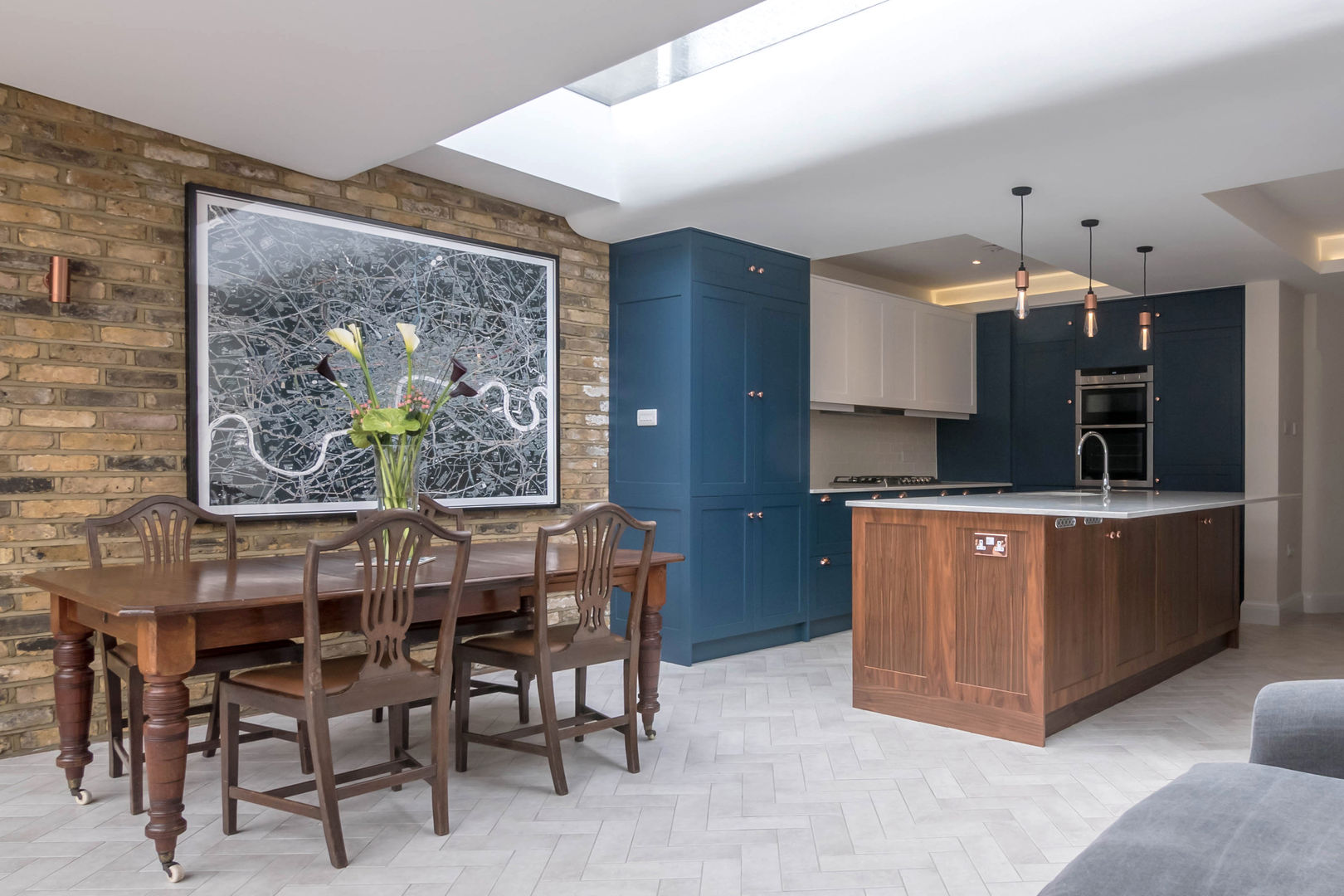 East Dulwich 1 Proctor & Co. Architecture Ltd مطبخ بلاط blue kitchen,modern kitchen,london kitchen,shaker style,exposed brick,curved ceiling,walnut,herringbone,skylight,east dulwich