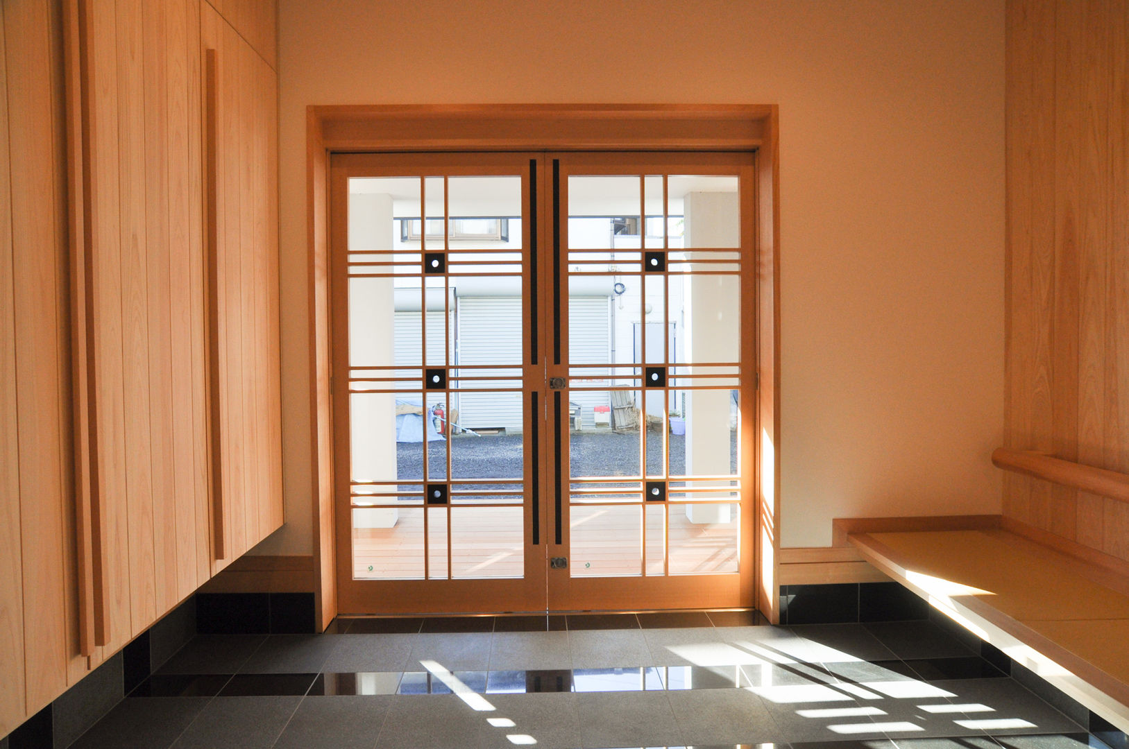 玄関建具：両引き分けガラス戸 （網戸あり） （株）独楽蔵 KOMAGURA モダンスタイルの 玄関&廊下&階段 応接玄関,玄関木製引き戸