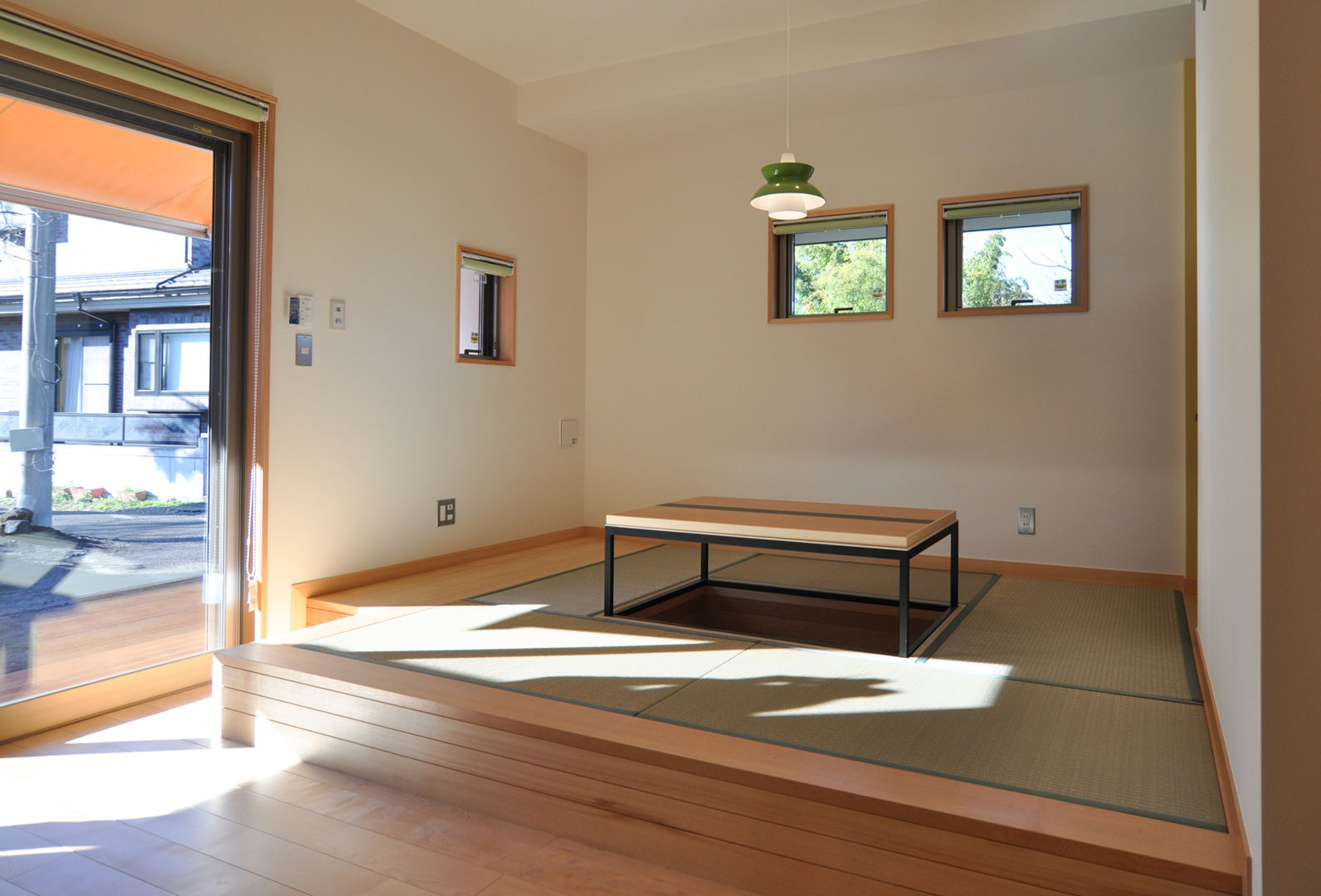 応接玄関のある二世帯住宅, （株）独楽蔵 KOMAGURA （株）独楽蔵 KOMAGURA Modern living room