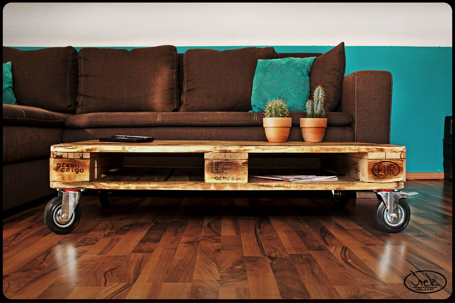 Loungetisch Europalette Irekholzart, IrekHolzArt IrekHolzArt ラスティックデザインの リビング 木 木目調 サイドテーブル＆トレー