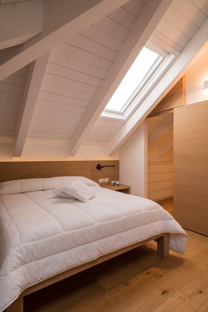 Un appartamento su due livelli, Mario Ferrara Mario Ferrara Modern style bedroom