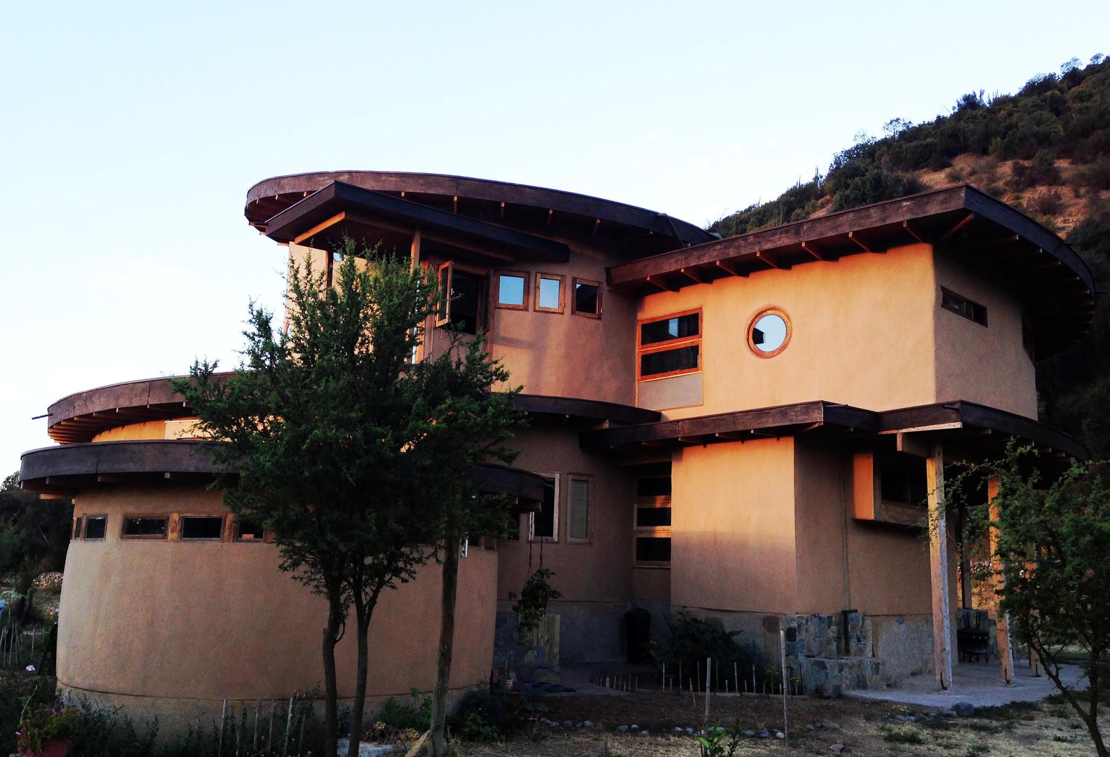 Diseño y Construcción de Casa Caracol en Paine por ALIWEN, ALIWEN arquitectura & construcción sustentable - Santiago ALIWEN arquitectura & construcción sustentable - Santiago Single family home