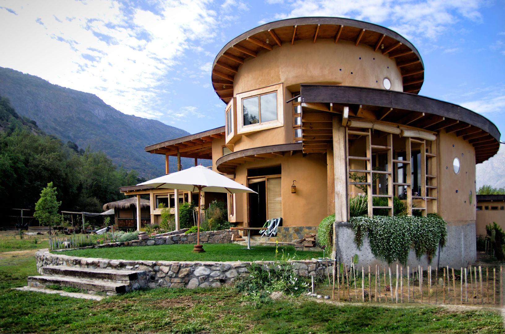 Diseño y Construcción de Casa Caracol en Paine por ALIWEN, ALIWEN arquitectura & construcción sustentable - Santiago ALIWEN arquitectura & construcción sustentable - Santiago Detached home