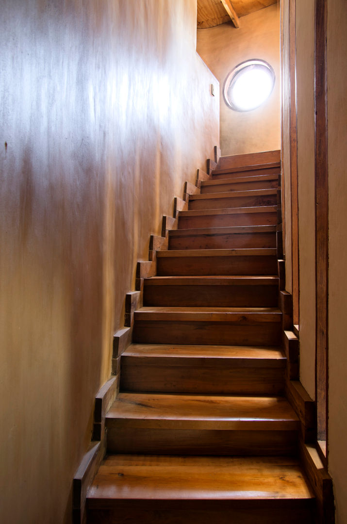 Diseño y Construcción de Casa Caracol en Paine por ALIWEN, ALIWEN arquitectura & construcción sustentable - Santiago ALIWEN arquitectura & construcción sustentable - Santiago Rustic style corridor, hallway & stairs