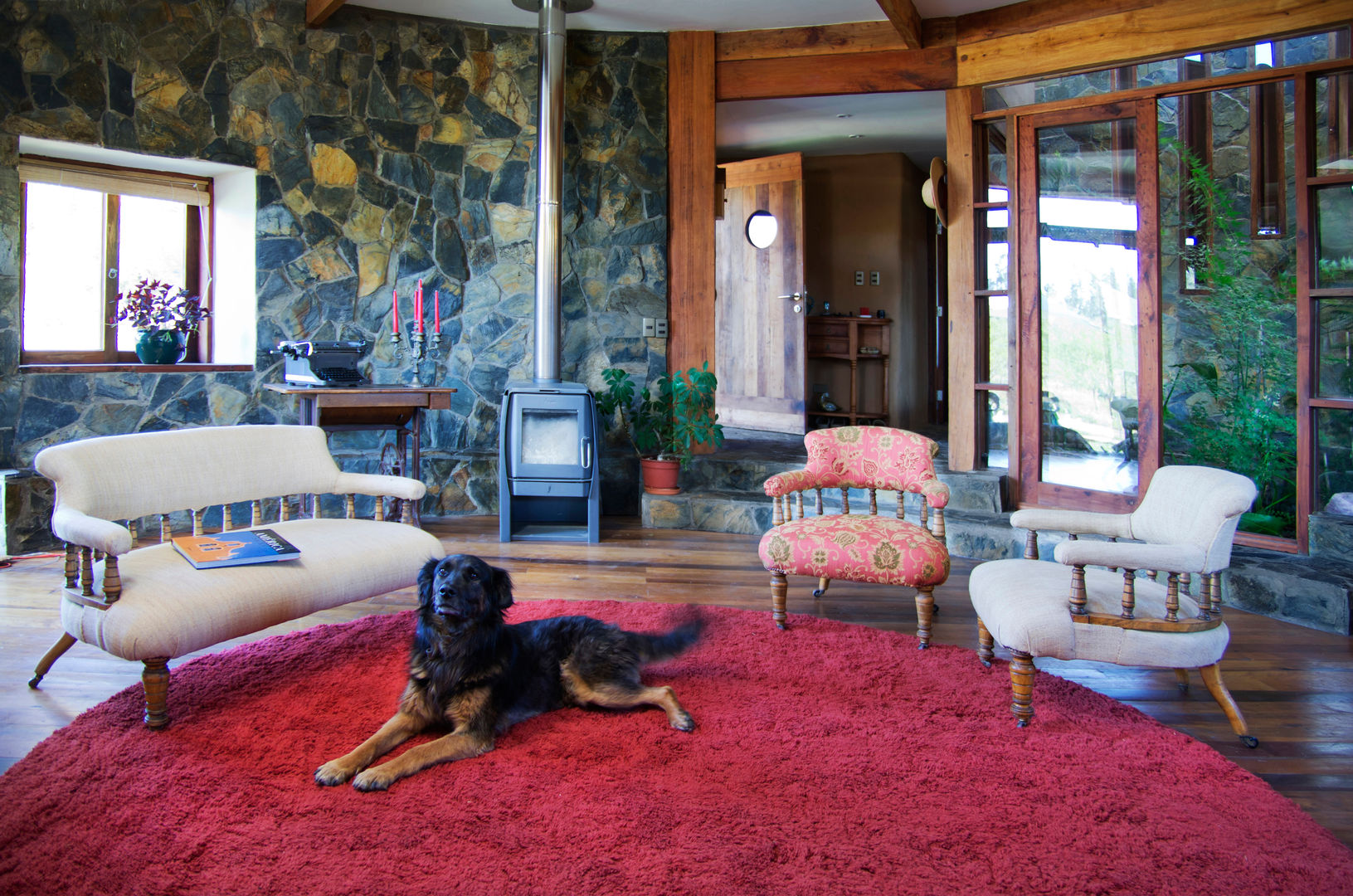 Diseño y Construcción de Casa Caracol en Paine por ALIWEN, ALIWEN arquitectura & construcción sustentable - Santiago ALIWEN arquitectura & construcción sustentable - Santiago Rustic style living room