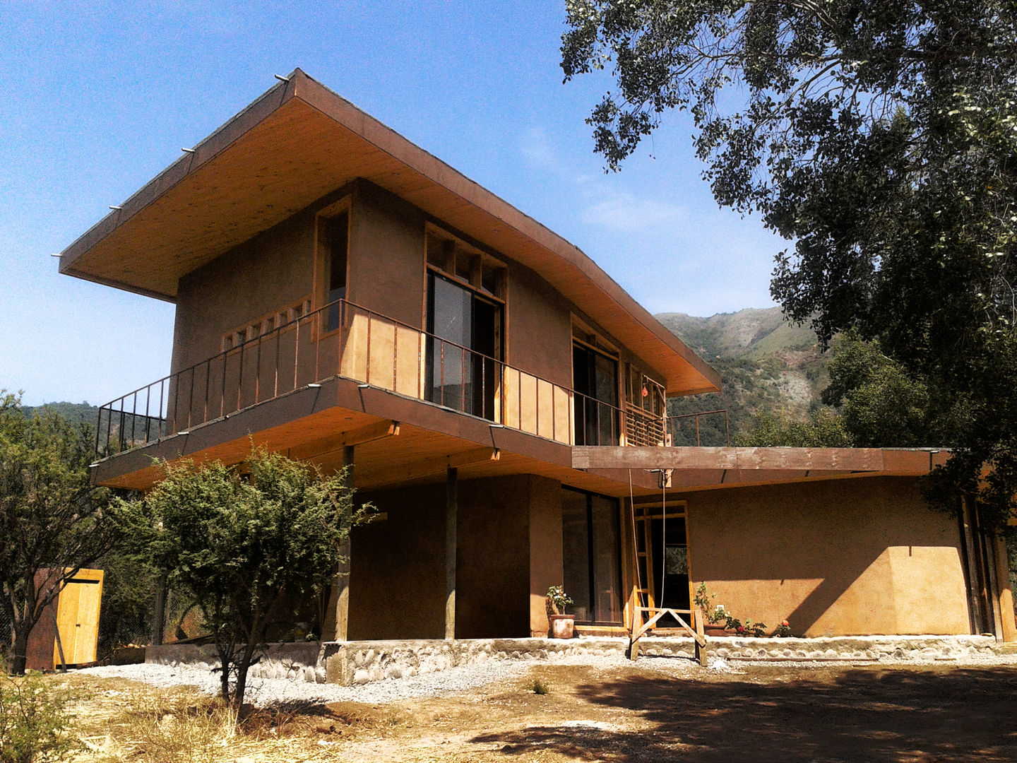 Diseño y Construcción de Casa Vogel en Paine por ALIWEN, ALIWEN arquitectura & construcción sustentable - Santiago ALIWEN arquitectura & construcción sustentable - Santiago منزل عائلي صغير