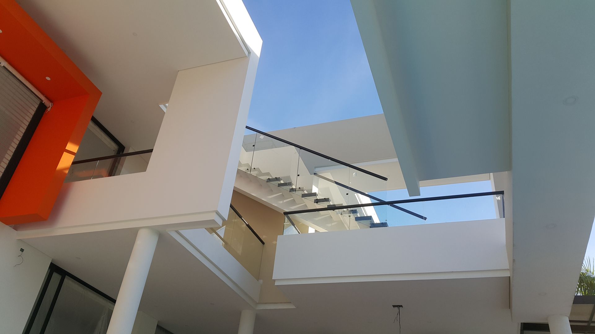 Perspectiva de acceso a terraza mirador homify Casas modernas: Ideas, imágenes y decoración Hormigón