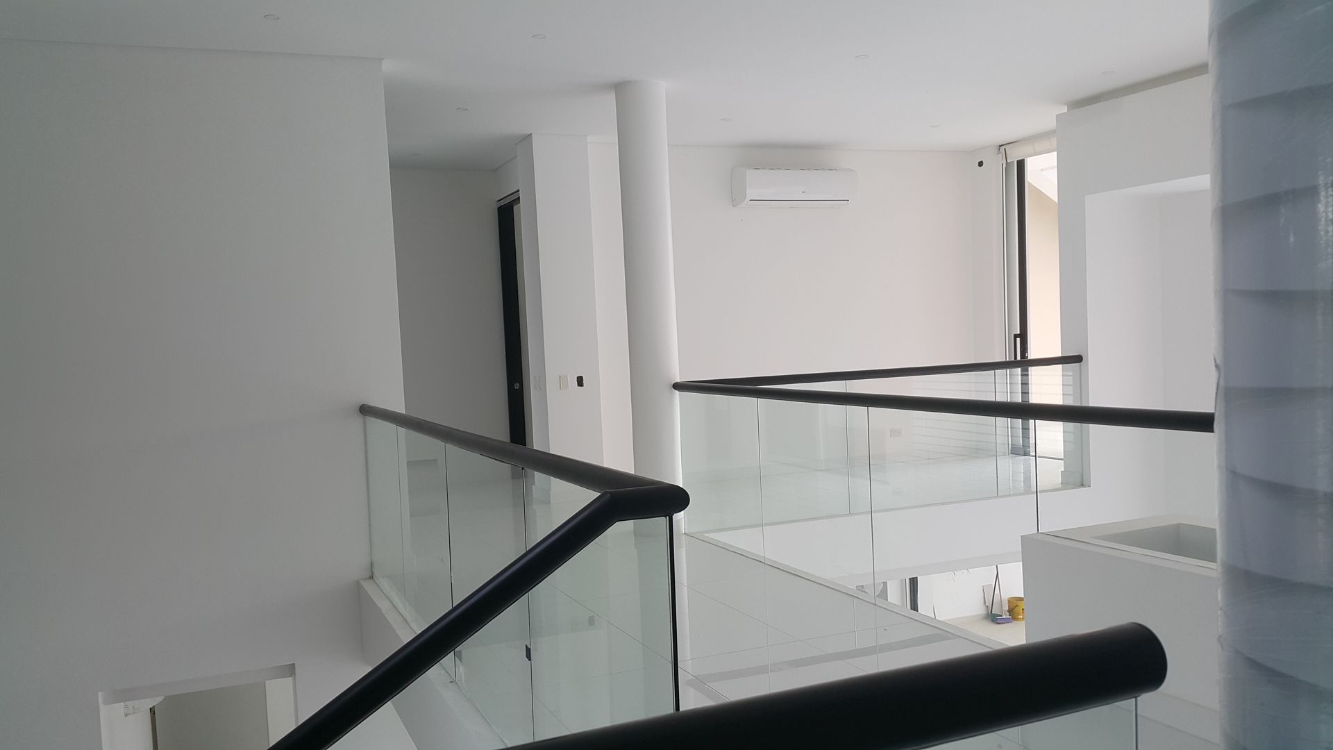 Puente comunicación segundo piso. homify Pasillos, vestíbulos y escaleras de estilo moderno Concreto Accesorios y decoración