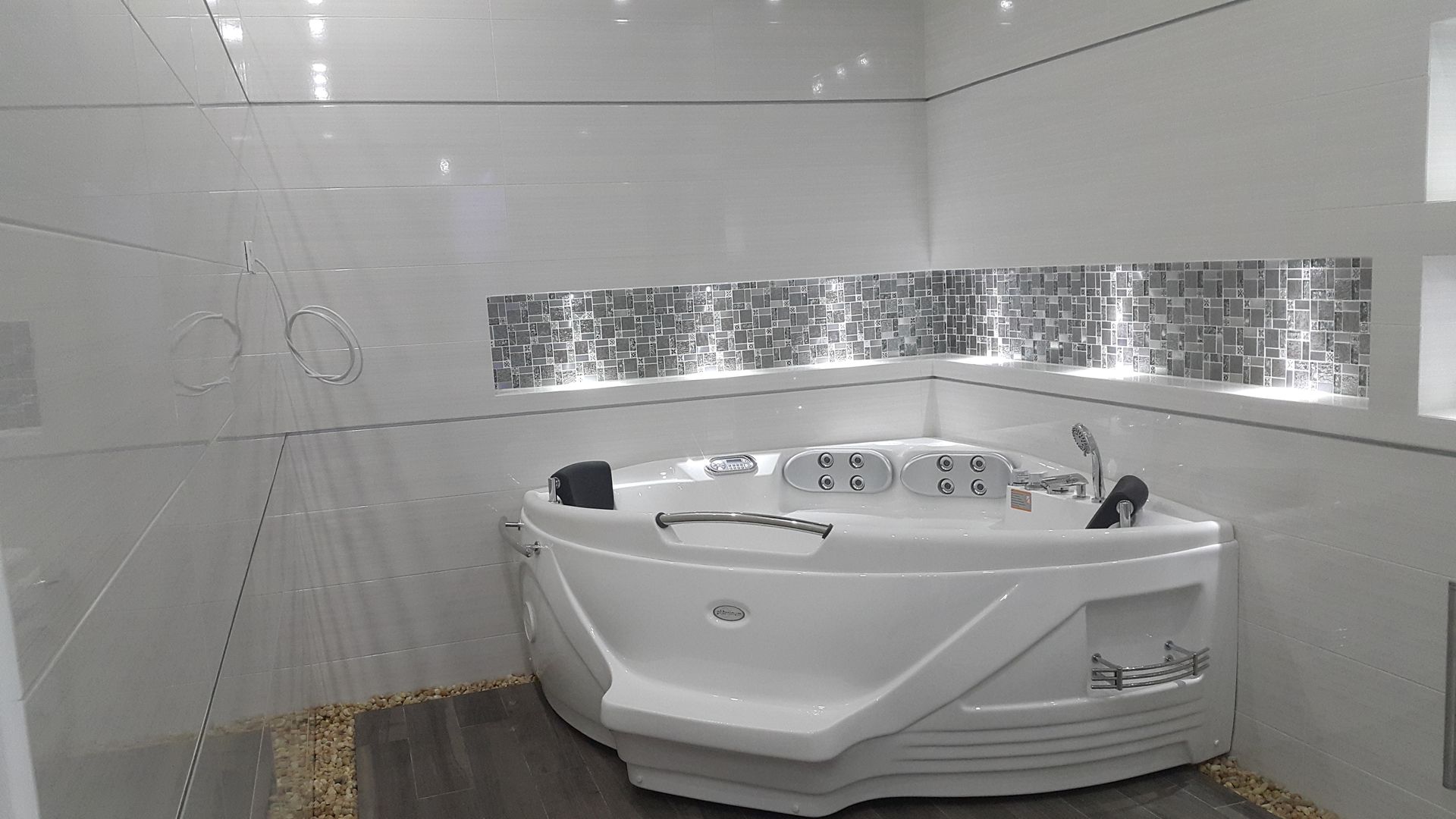 homify حمام اللوح Bathtubs & showers