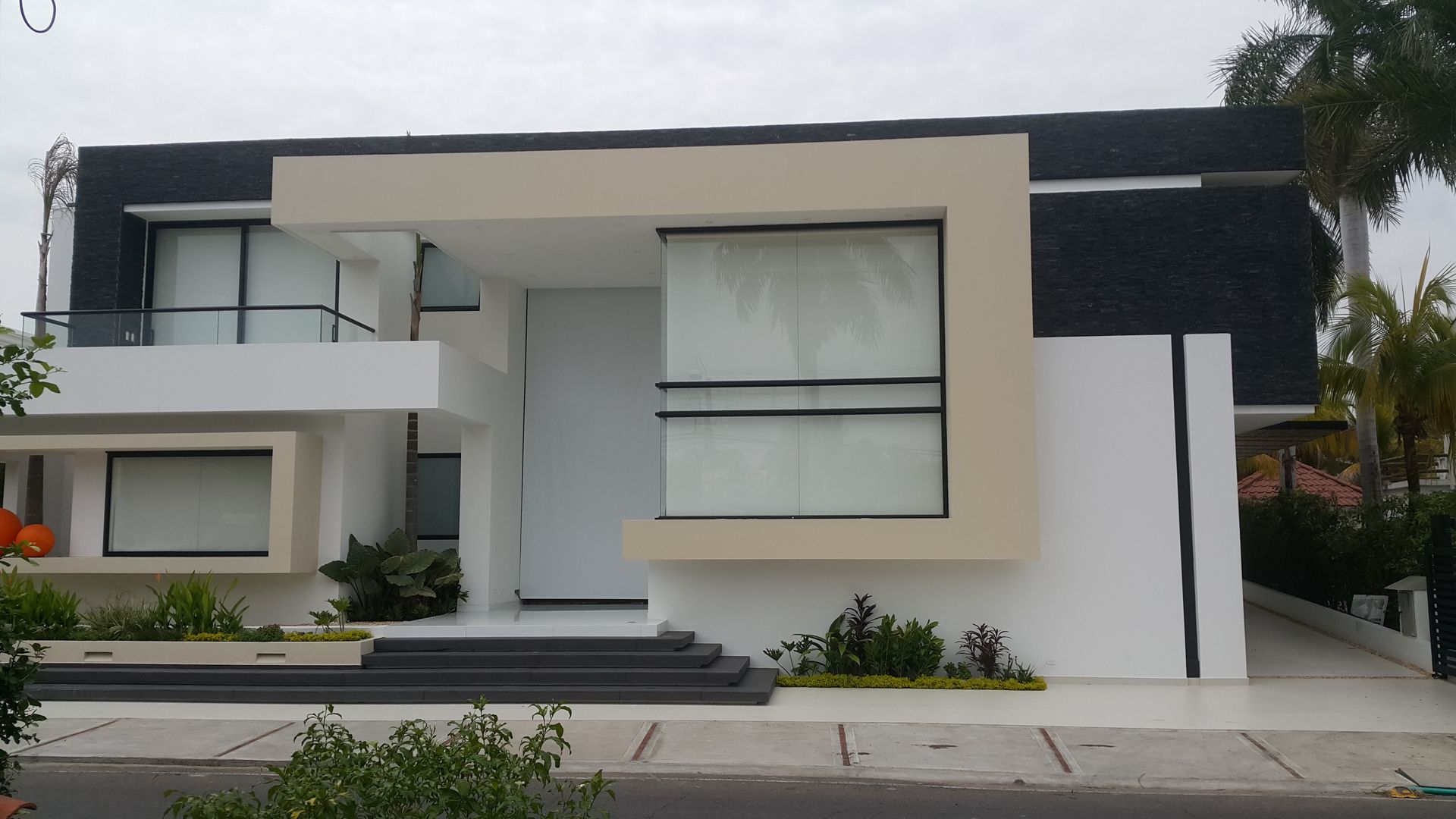 Fachada Principal. homify Casas estilo moderno: ideas, arquitectura e imágenes Concreto