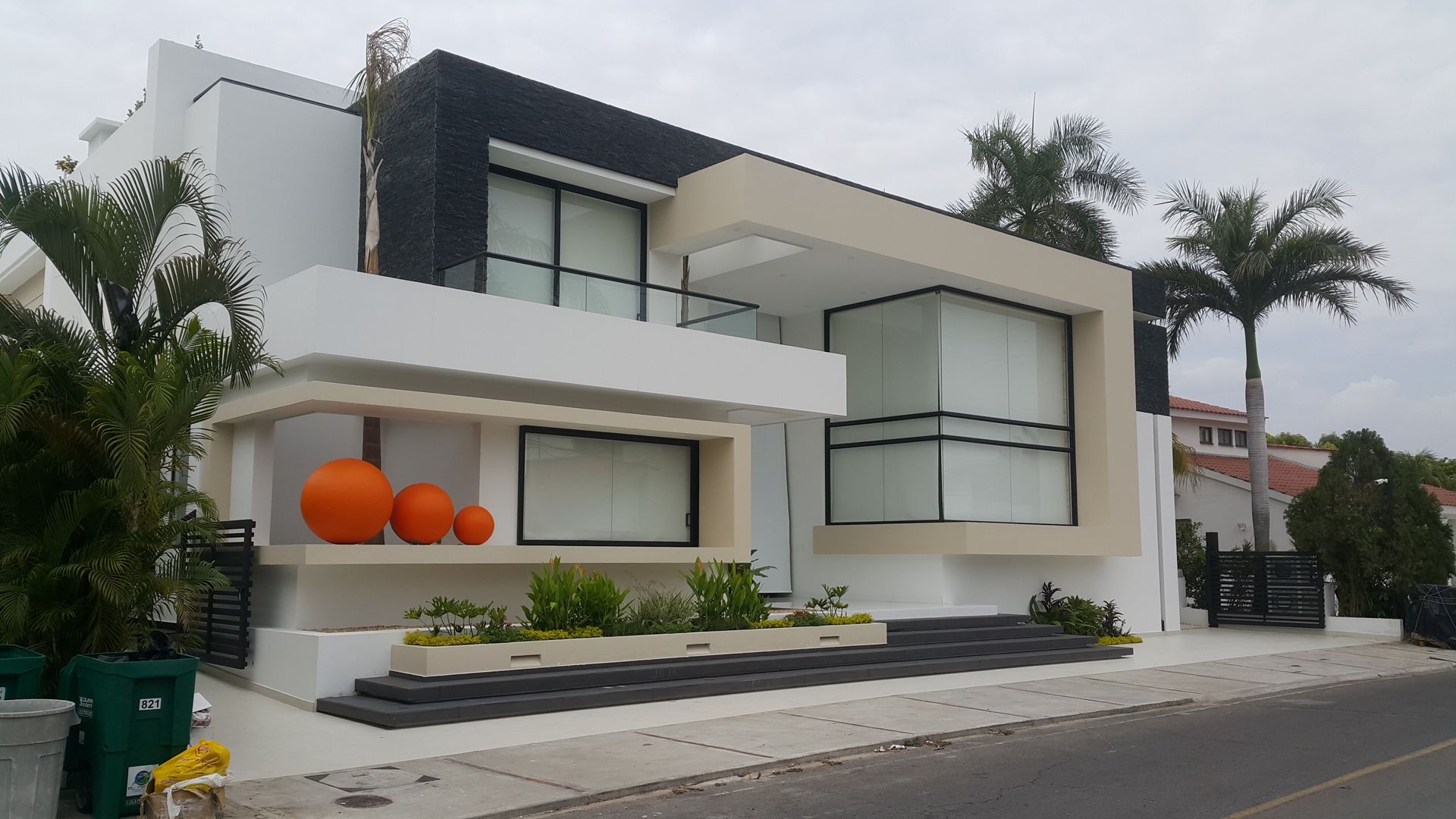 Fachada principal. homify Casas modernas Concreto