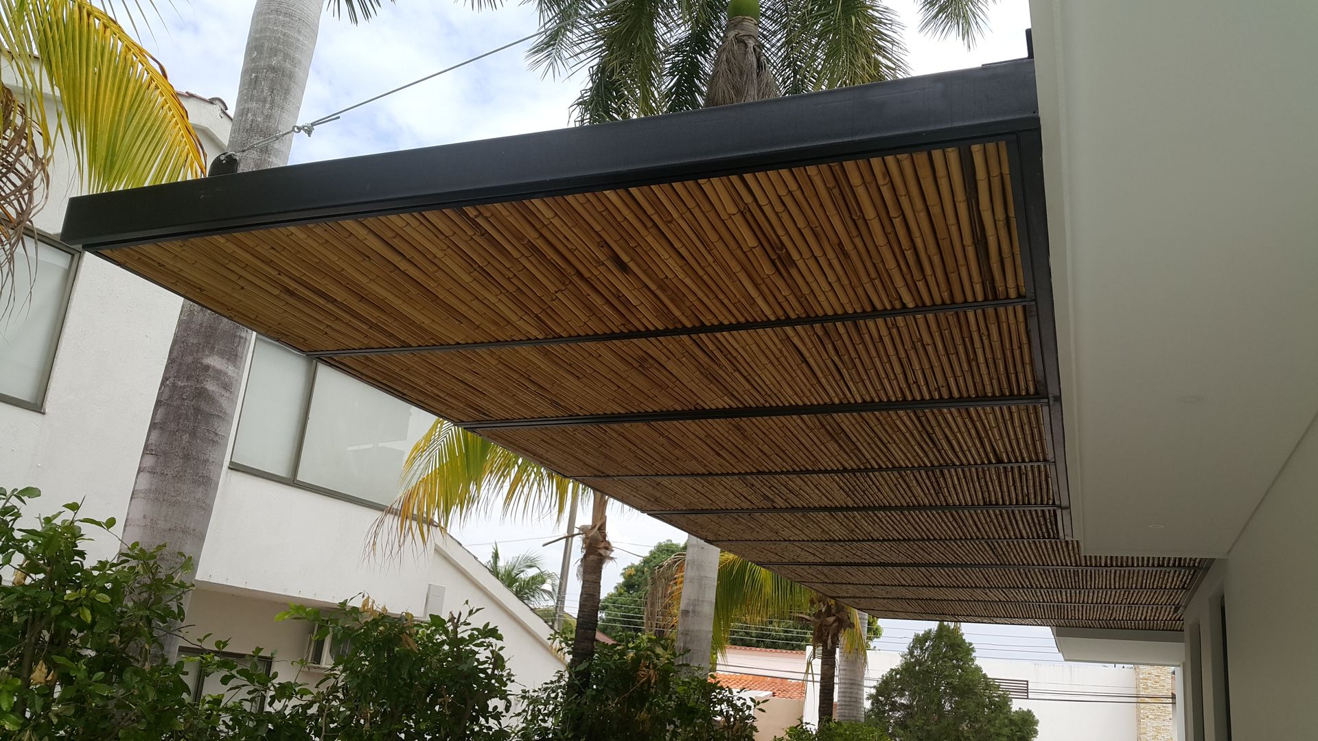 Techo Parqueaderos. homify Balcones y terrazas modernos: Ideas, imágenes y decoración Bambú Verde Muebles