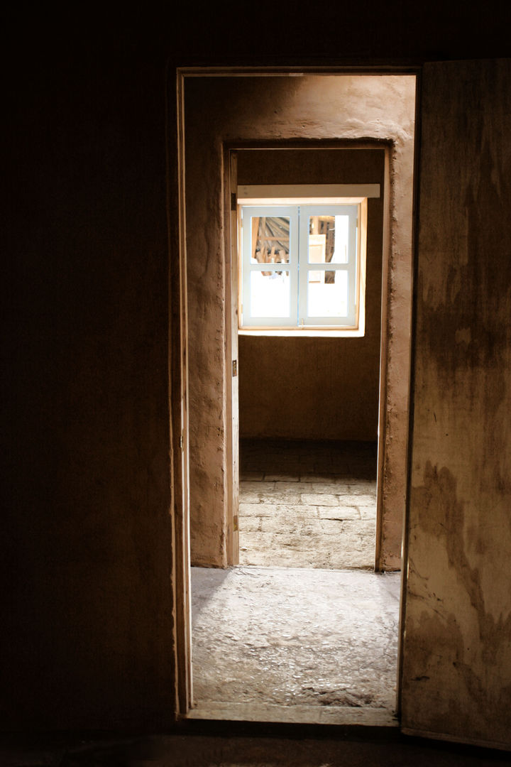 Subsidios de Reparación Patrimonial de Adobe por ALIWEN, ALIWEN arquitectura & construcción sustentable - Santiago ALIWEN arquitectura & construcción sustentable - Santiago Colonial style corridor, hallway& stairs