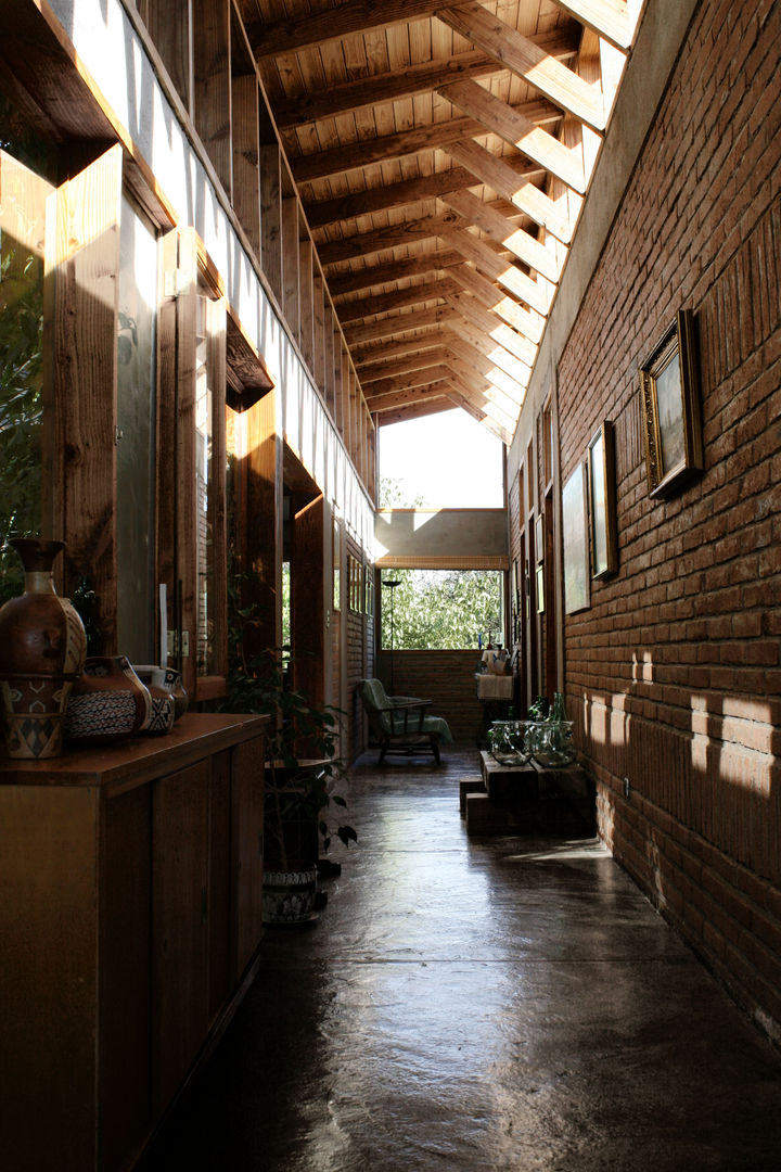 Diseño y Construcción de Casa Tau en Paine por ALIWEN, ALIWEN arquitectura & construcción sustentable - Santiago ALIWEN arquitectura & construcción sustentable - Santiago Country style corridor, hallway& stairs