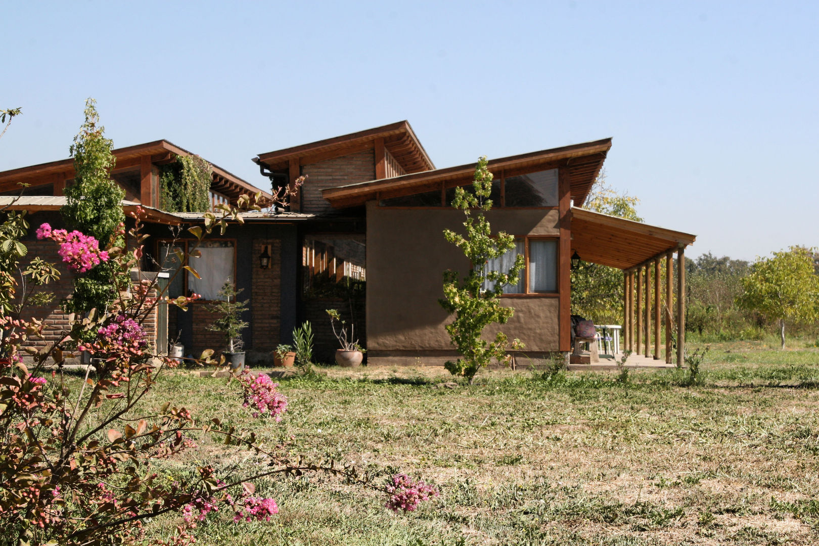 Diseño y Construcción de Casa Tau en Paine por ALIWEN, ALIWEN arquitectura & construcción sustentable - Santiago ALIWEN arquitectura & construcción sustentable - Santiago Detached home