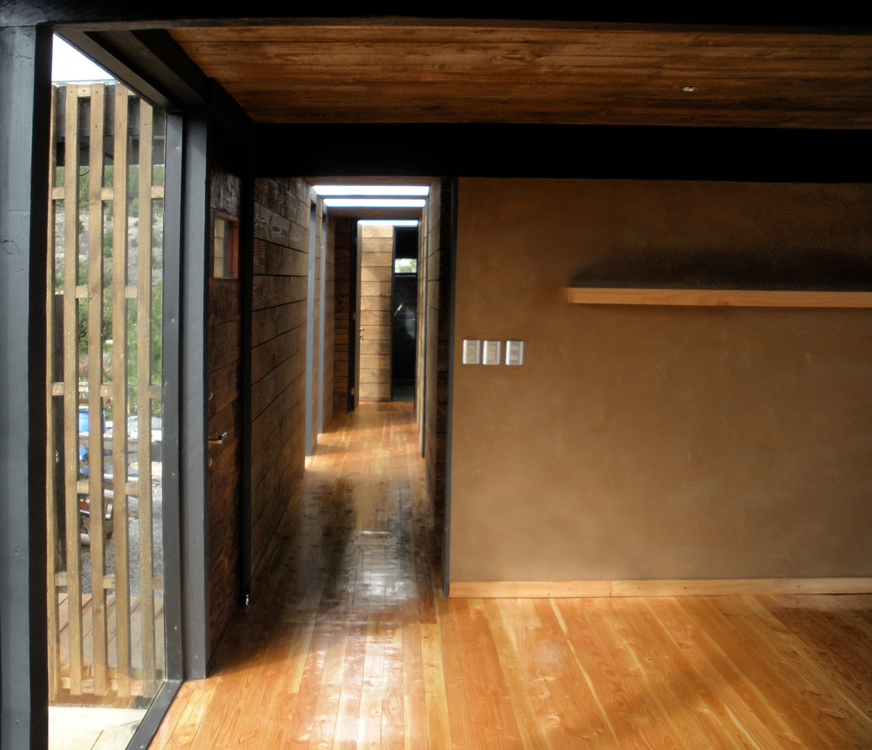 Construcción de Casa Ro en Matanzas por ALIWEN, ALIWEN arquitectura & construcción sustentable - Santiago ALIWEN arquitectura & construcción sustentable - Santiago Modern corridor, hallway & stairs