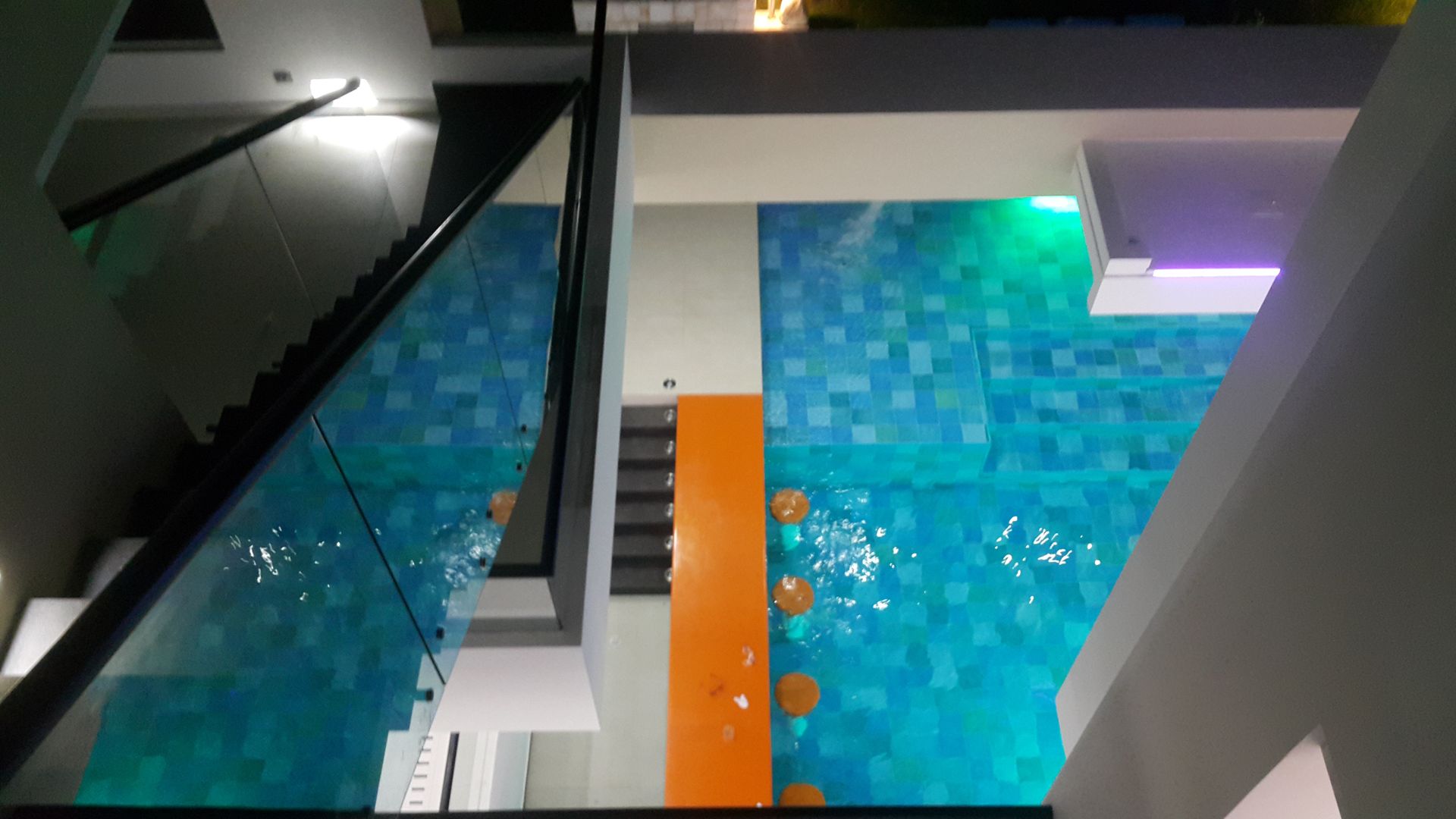 homify Piscinas modernas Concreto