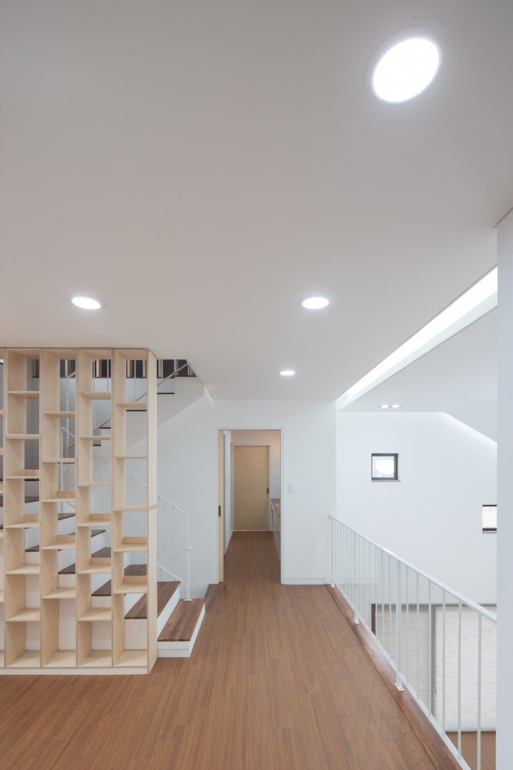 성석동 주택 (Seongseokdong House) , 위빌 위빌 Pasillos, vestíbulos y escaleras modernos