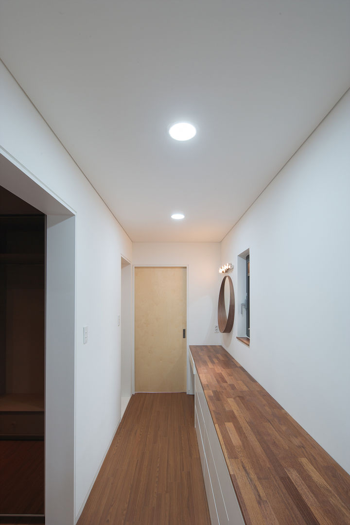 성석동 주택 (Seongseokdong House) , 위빌 위빌 Pasillos, vestíbulos y escaleras modernos