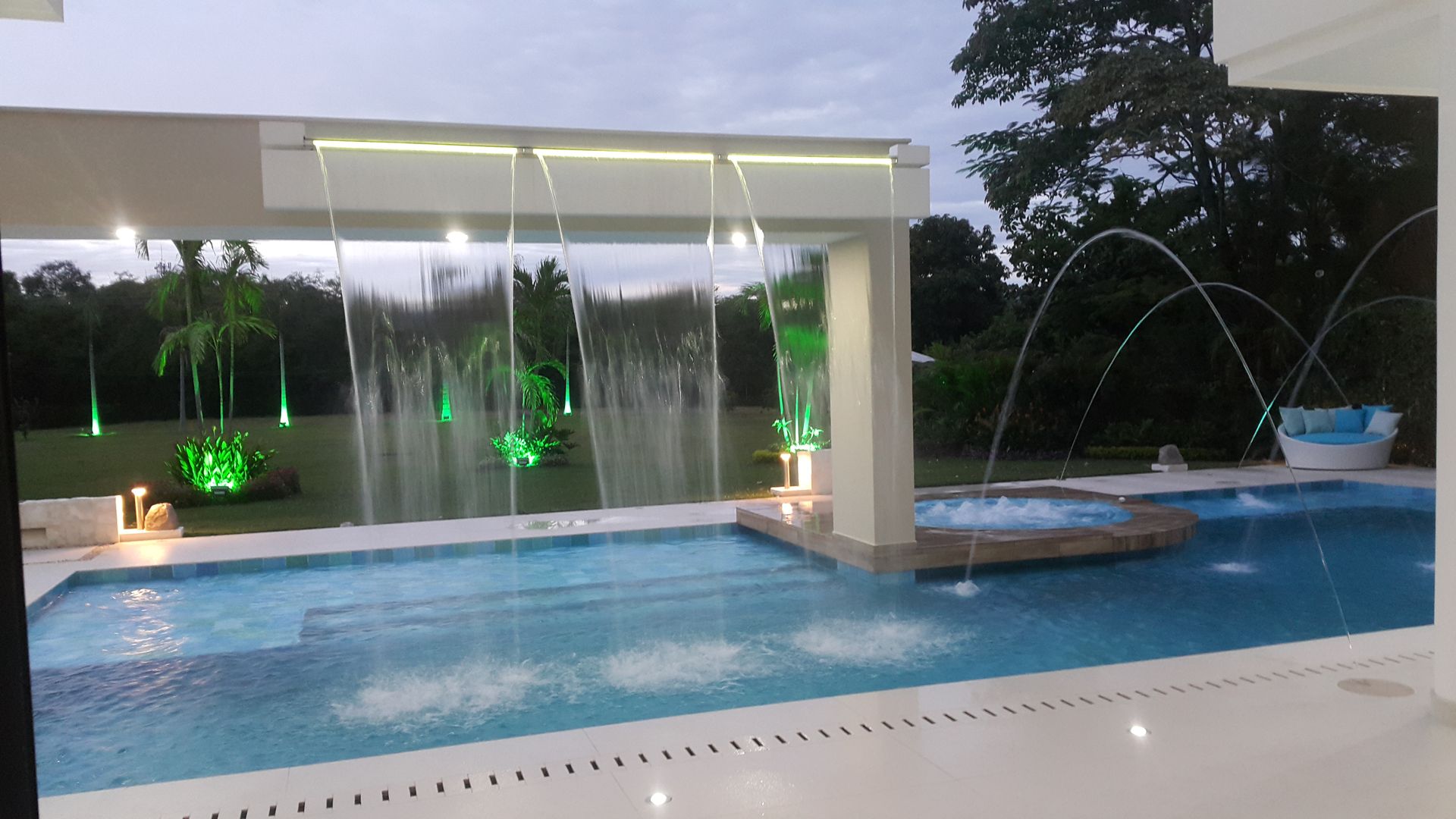 Cada de agua piscina. homify Piscinas de estilo moderno Concreto Albercas